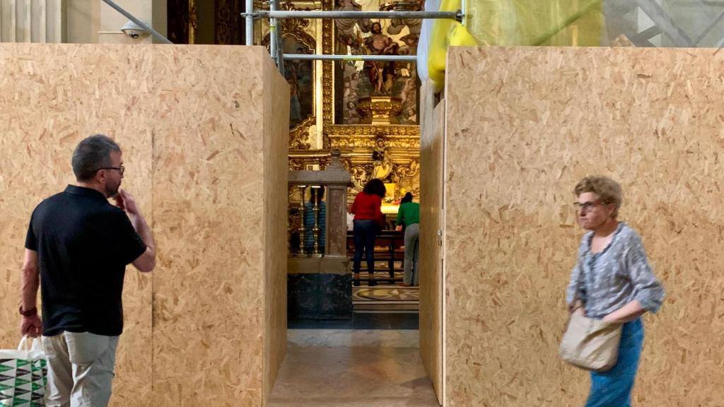 La capilla de San Juan, entre dos de las patas del andamio.