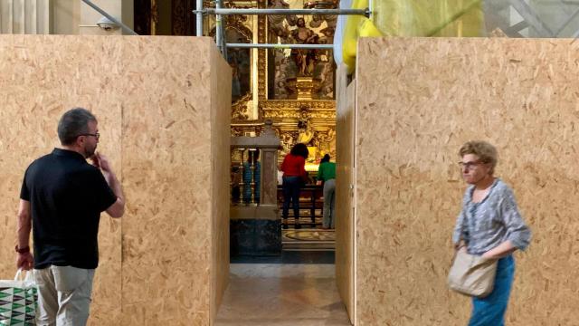 La capilla de San Juan, entre dos de las patas del andamio.