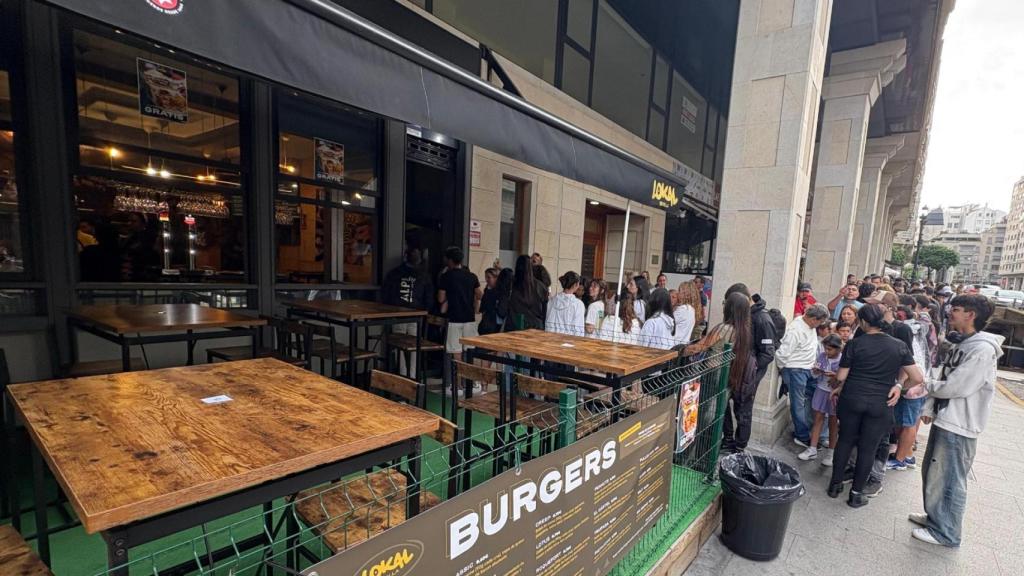 Gente esperando a las puertas de Lokal Sevilla.