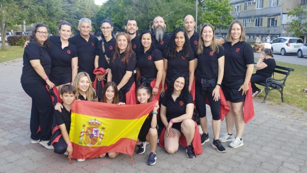 El equipo premium junto a los tres pequeños.