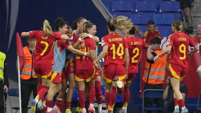 Las jugadoras de la Selección celebran el gol de Claudia Pina ante Inglaterra