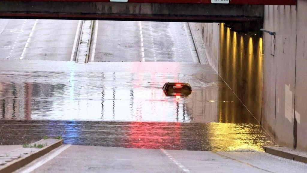 Un coche atrapado en el túnel de Circular