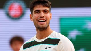 Alcaraz sonríe tras un punto contra Tommy Paul.