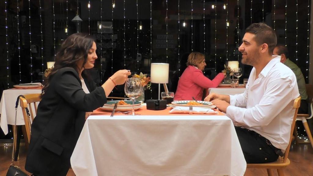 Momento de la cita entre Melanie y Juan Manuel, en 'First Dates'