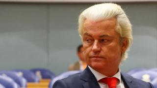 El líder de la extrema derecha neerlandesa, Geert Wilders, observa en el momento de su decisión de abandonar la coalición de gobierno, en La Haya, Países Bajos, el 3 de junio de 2025.