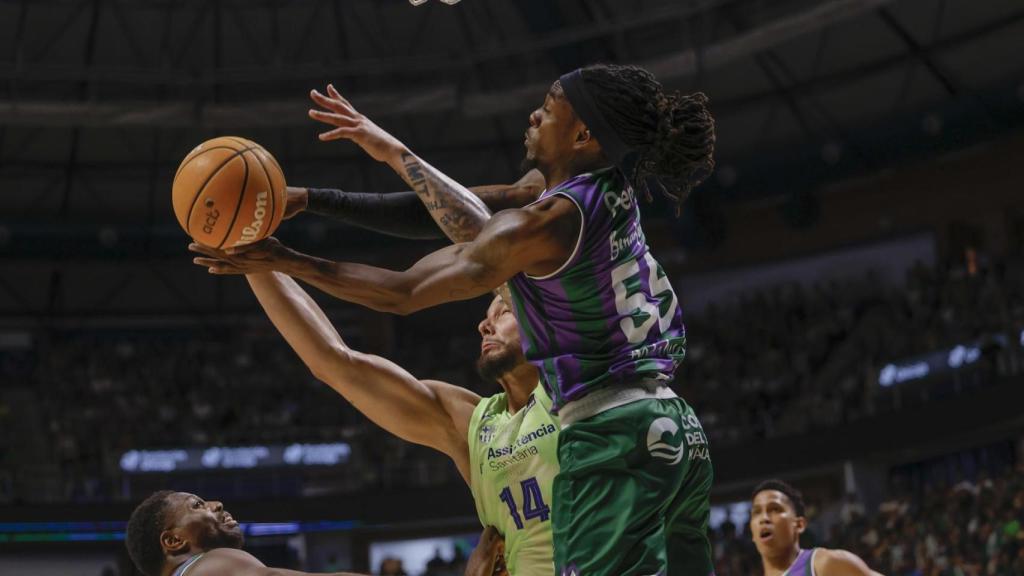 Willy Hernangómez pelea un balón con Hendrick Perry.