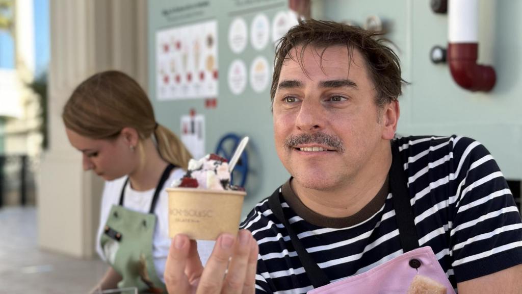 Jordi Roca con uno de sus helados en Rocambolesc.