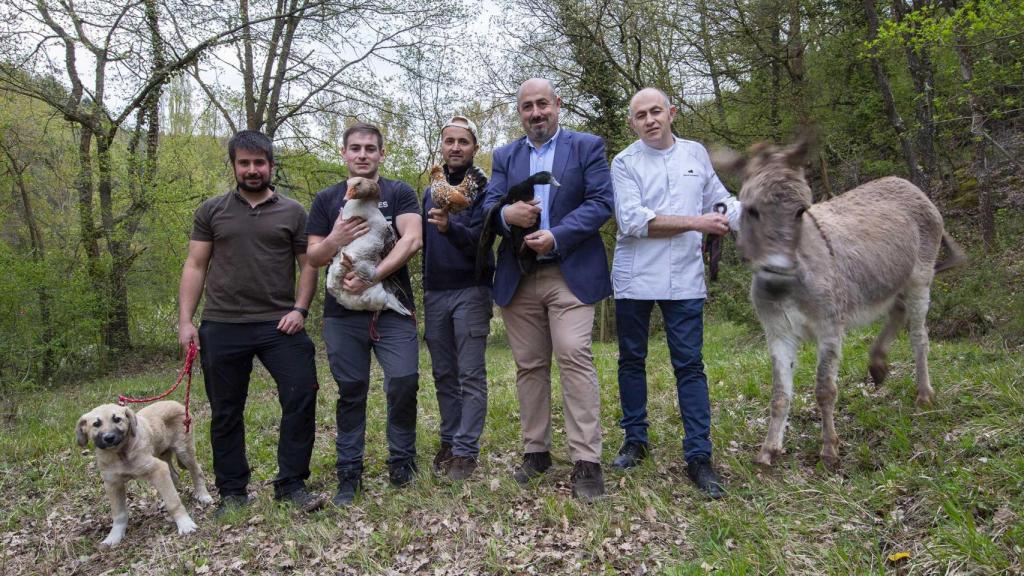 Los hermanos Echapresto y el equipo al cuidado de la granja.