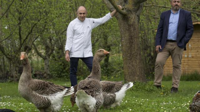 Los hermanos Echapresto contemplando las aves de su nueva granja.