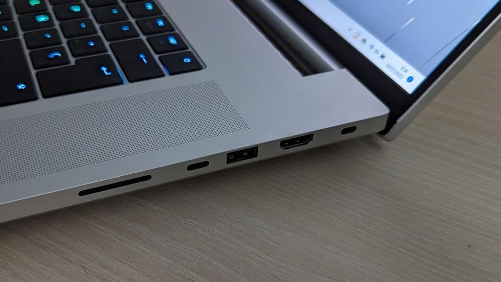 Puertos USB en un ordenador portátil con Windows 11