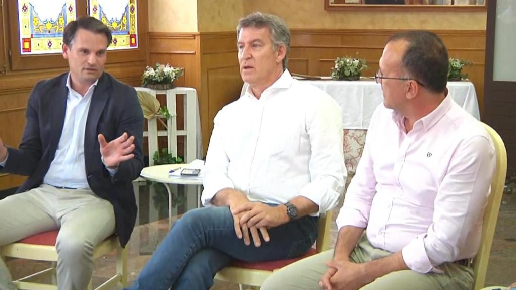 Alberto Núñez Feijóo, reunido este lunes con alcaldes y portavoces de la comarca de la Central de Almaraz (Cáceres).