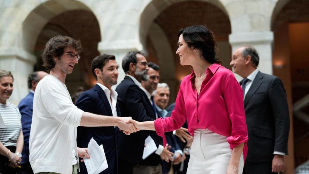 La presidenta de la Comunidad de Madrid, Isabel Díaz Ayuso, con Chema Garabito, CEO de Speridlabs, en la presentación del laboratorio pionero de IA para digitalizar museos.