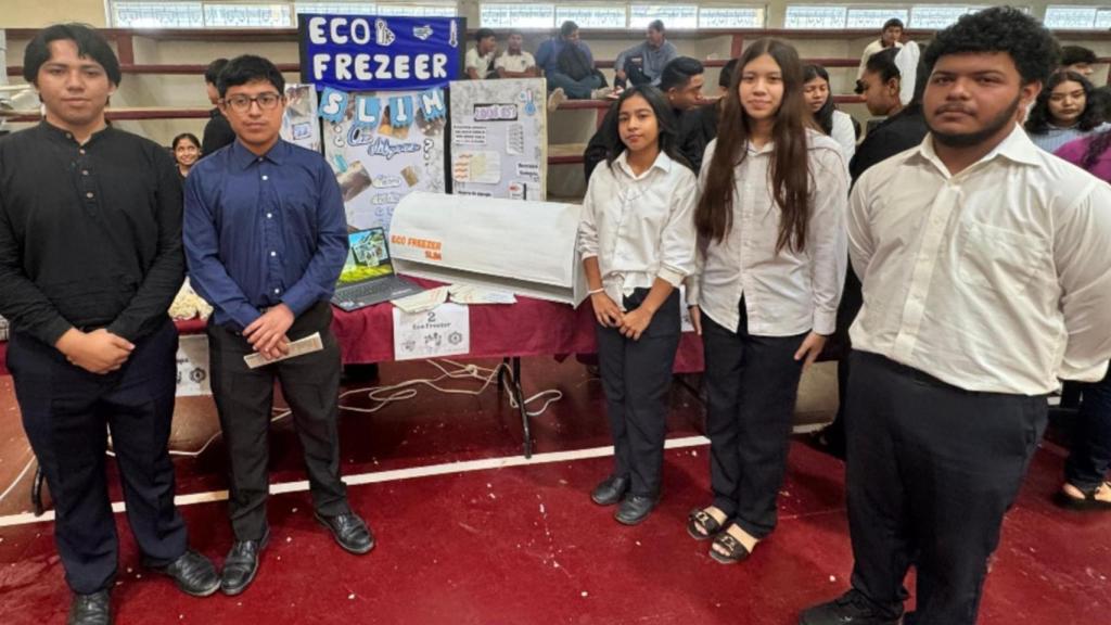 Los estudiantes con el aire acondicionado Eco Freezer Slim.