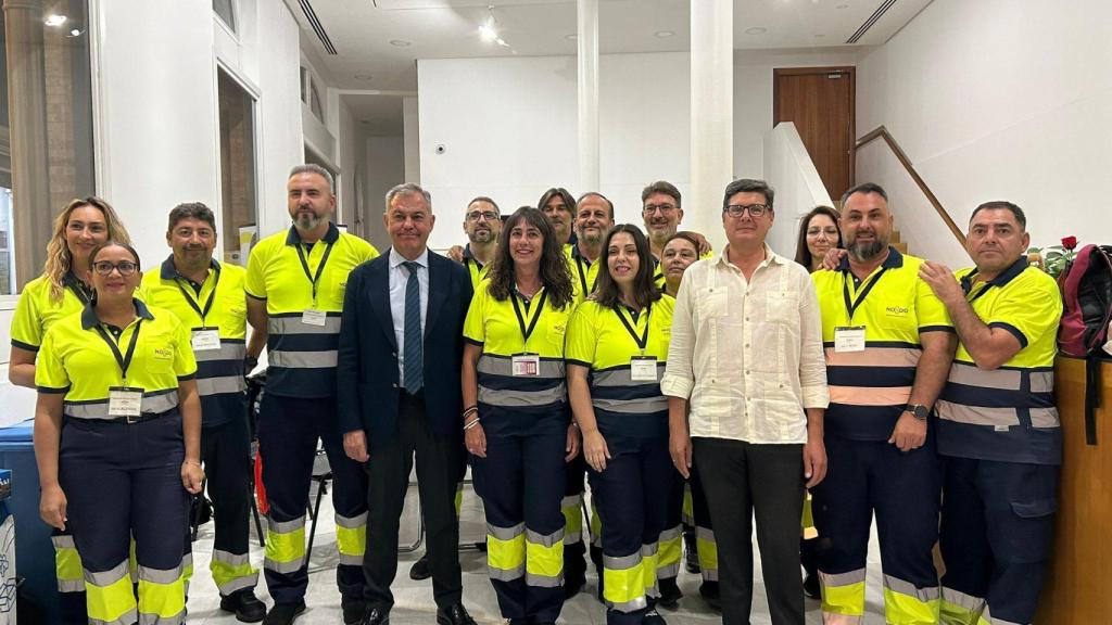 El primer equipo de serenos de sevilla junto a José Luis Sanz y Álvaro Pimentel.