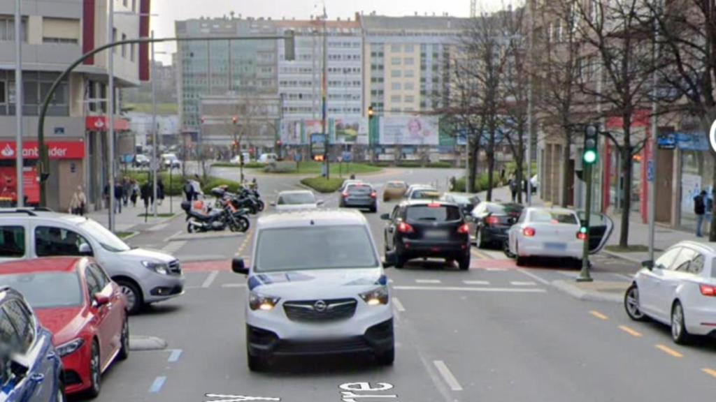 Un coche derriba un semáforo en la calle Santiago Rey Fernández Latorre en A Coruña