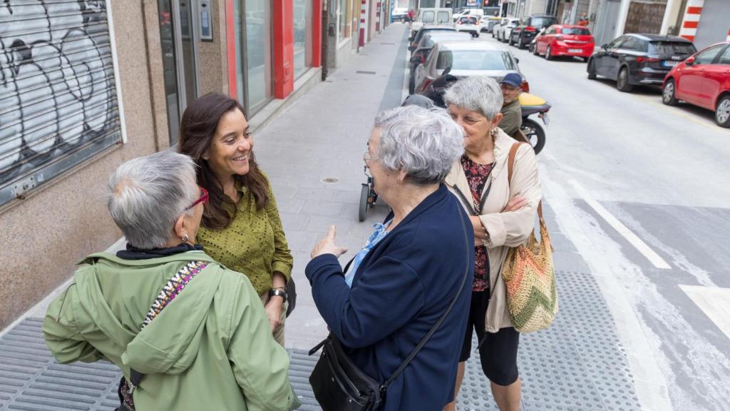 La alcaldesa Inés Rey en el barrio coruñés de Agra do Orzán