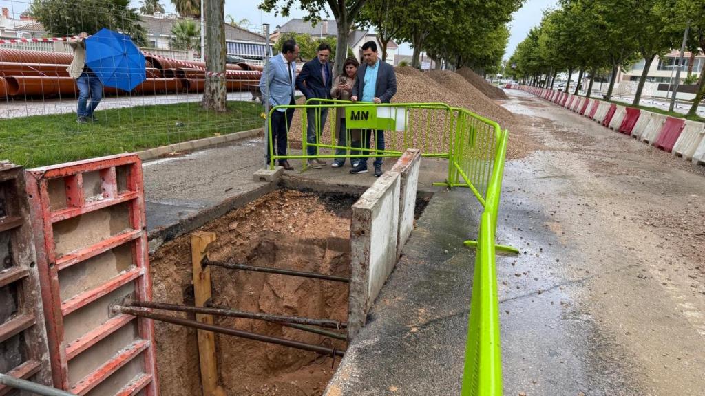 El alcalde de San Javier, José Miguel Luengo (d), asiste a las obras del nuevo colector de pluviales.