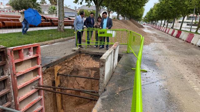 El alcalde de San Javier, José Miguel Luengo (d), asiste a las obras del nuevo colector de pluviales.