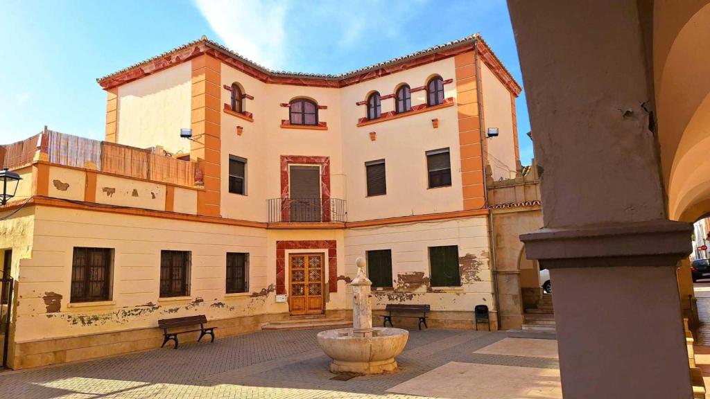 Plaza de la Iglesia, Algimia de Alfara. Turisme CV