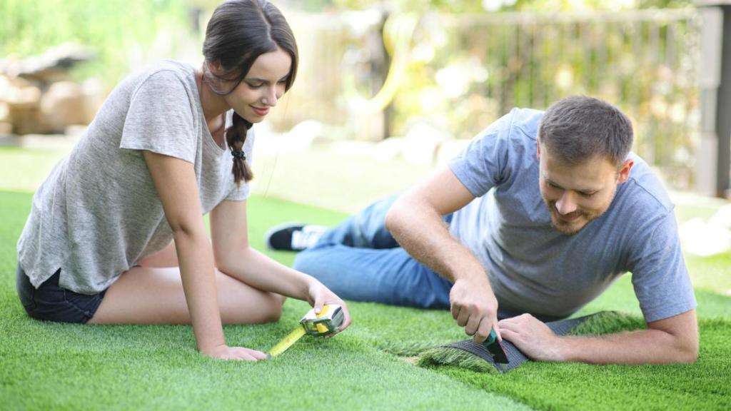 Pareja en un jardín.