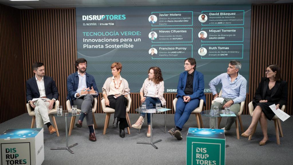 De izquierda a derecha: Javier Molero, director de proyectos y Agenda 2030 de Pacto Mundial ONU en España; David Blázquez, responsable de Relaciones Institucionales para Infraestructura y ESS de AWS en Iberia; Nieves Cifuentes, responsable de Medio Ambiente de Naturgy; Noelia Hernández, redactora jefa de DISRUPTORES; Miquel Torrente, director de Bioenergía de GRUPO GRIÑÓ; Francisco Purroy, director de Land Life en España y Portugal; y Ruth Tomas, gerente de Medio Ambiente y Energía de Sacyr.