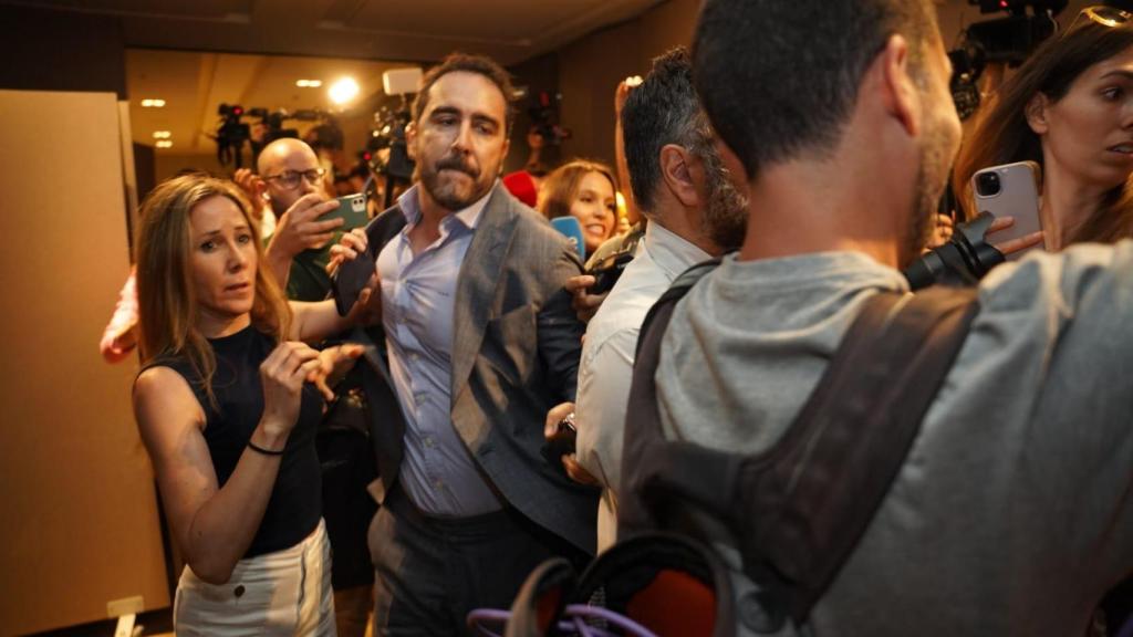 Aldama, desatado, persigue a la fontanera, Leire Díez, al acabar su comparecencia en un hotel del centro de Madrid.