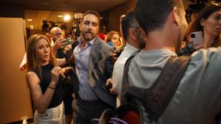 Aldama, desatado, persigue a la fontanera, Leire Díez, al acabar su comparecencia en un hotel del centro de Madrid.