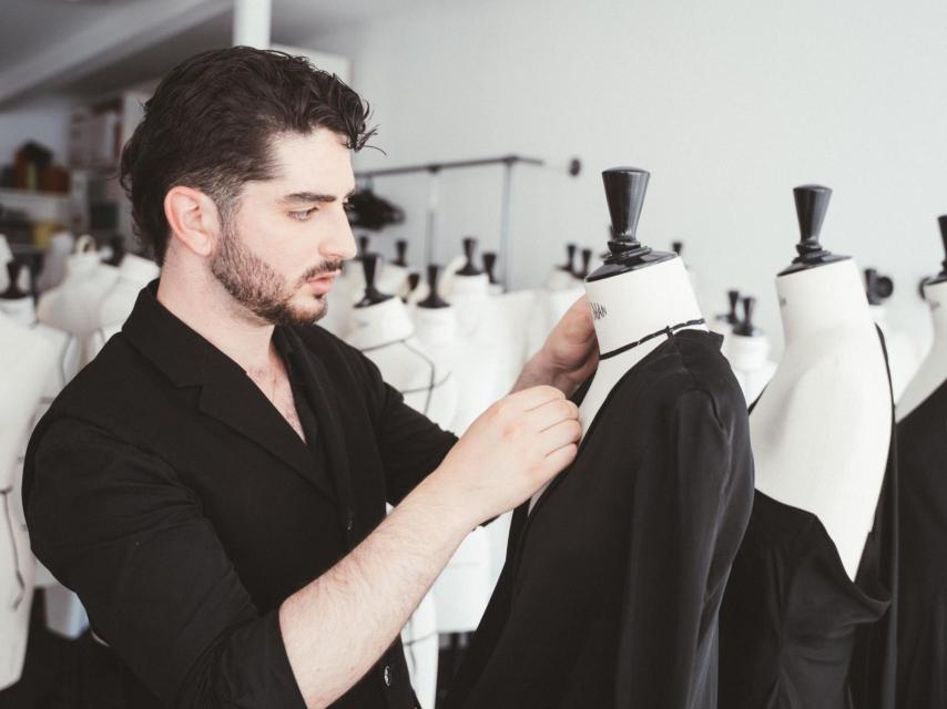 Vicente Martos, retocando un diseño en uno de los talleres de UDIT.