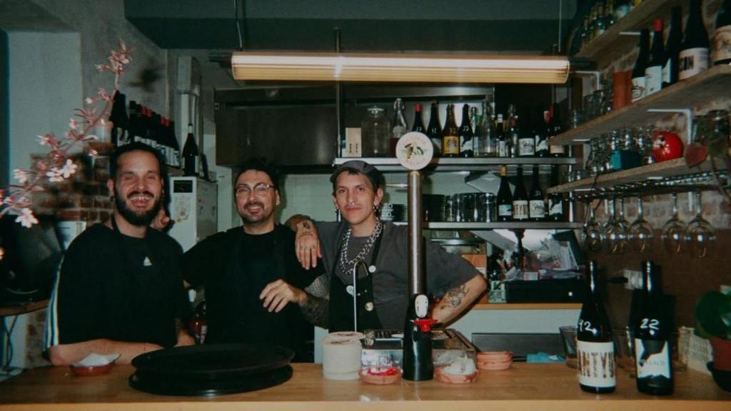 Los prpietarios de Nato Robata&Tapas Bar tras la barra del bar de tapas asiáticas de Usera.