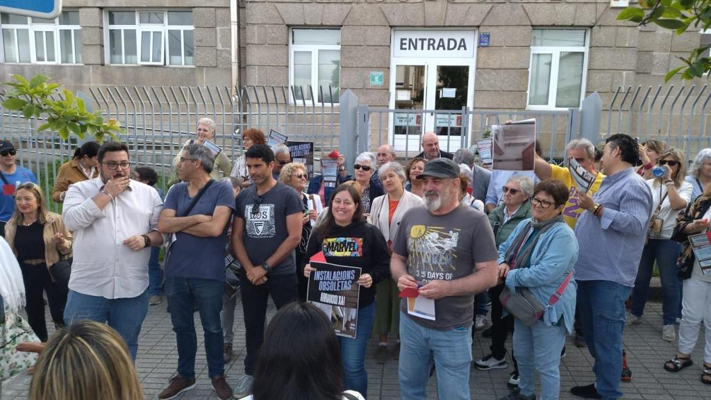 Concentración de usuarios afectados por el cierre de instalaciones deportivas municipales en Vigo