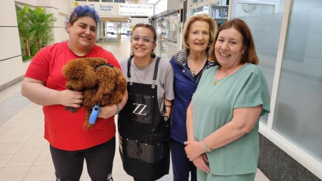 Carmen con el perro 'Pepe' a la izquierda, y Loli Ameijeiras a la derecha, con su empleada Gio y su veterana clienta Conchita, en las galerías de San Pablo.