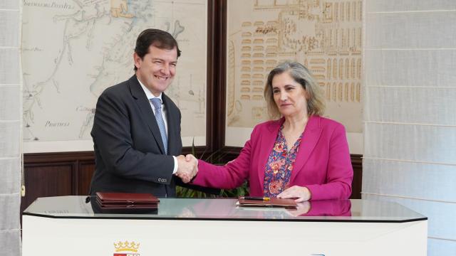 El presidente de la Junta, Alfonso Fernández Mañueco, firma el Protocolo General de Actuación con la presidenta de  la Asociación Foro de Automoción de Castilla y León, Clúster FACYL, María Paz Robina