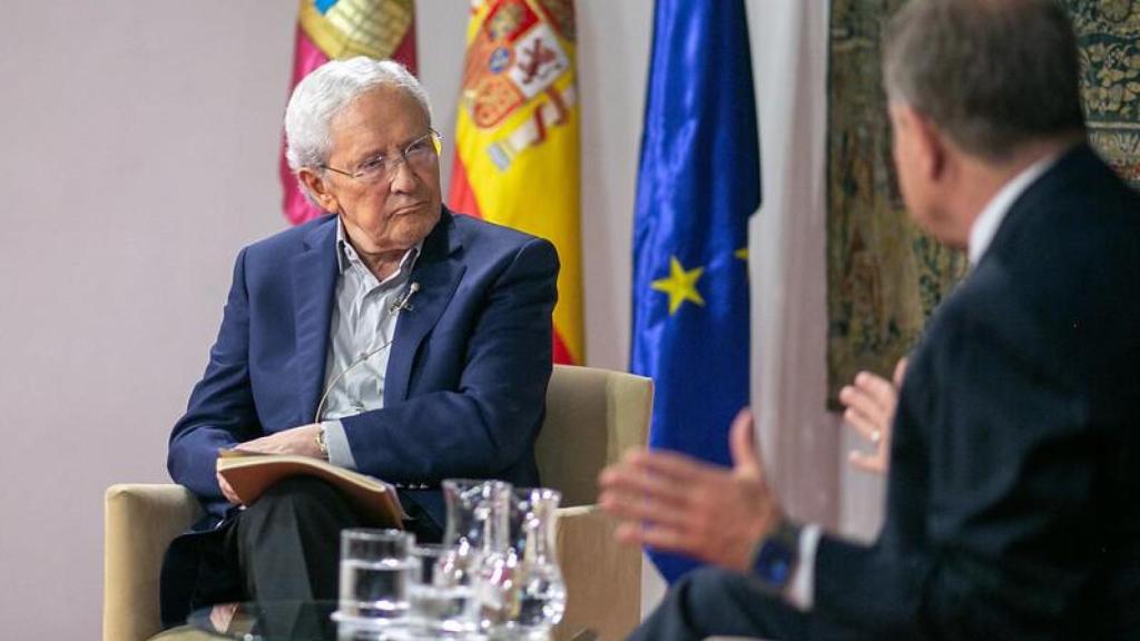 Fernando Ónega y Emiliano García-Page durante su conversación.
