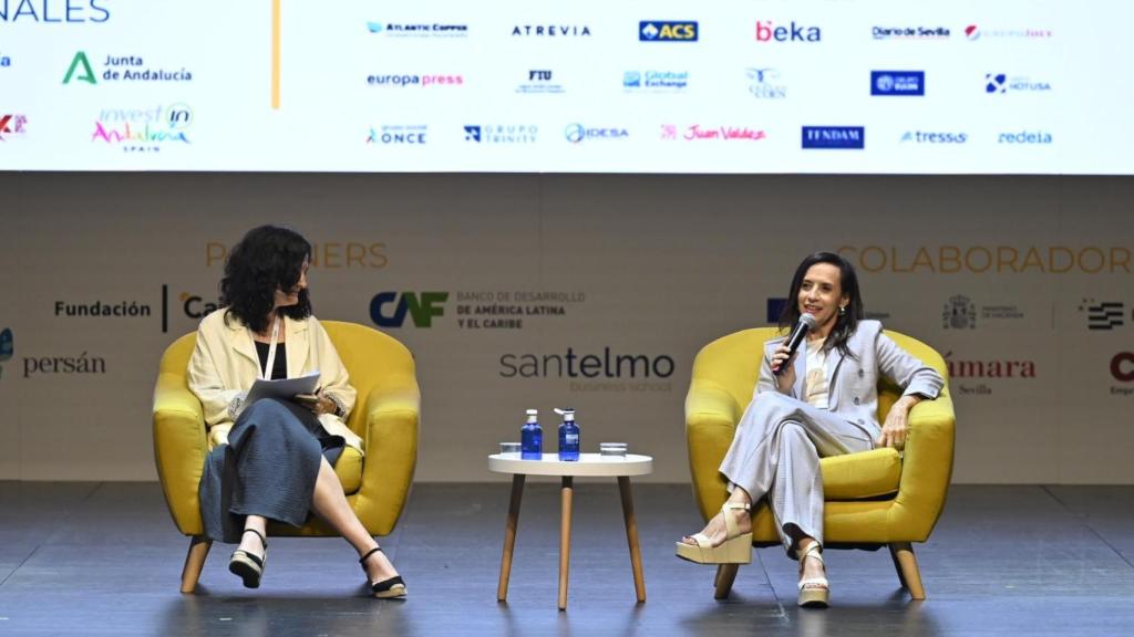Emilia Pérez, jefa de internacional de EFE y Beatriz Corredor, presidenta de Redeia, durante el VIII Congreso Iberoamericano CEAPI.