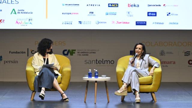 Emilia Pérez, jefa de internacional de EFE y Beatriz Corredor, presidenta de Redeia, durante el VIII Congreso Iberoamericano CEAPI.