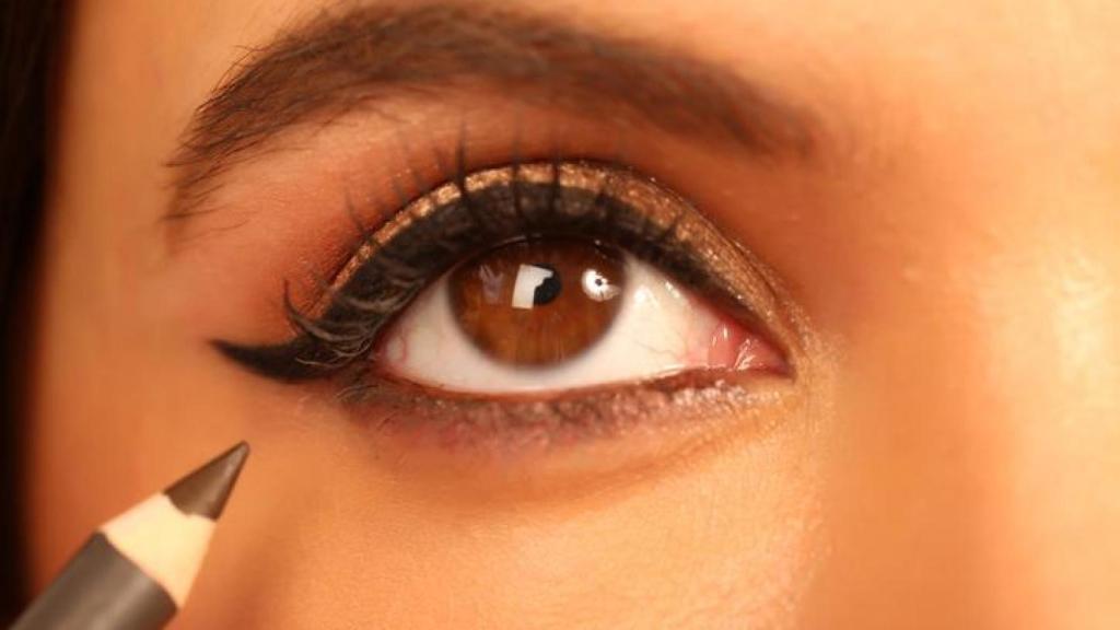 Delineado de ojo en mujer.