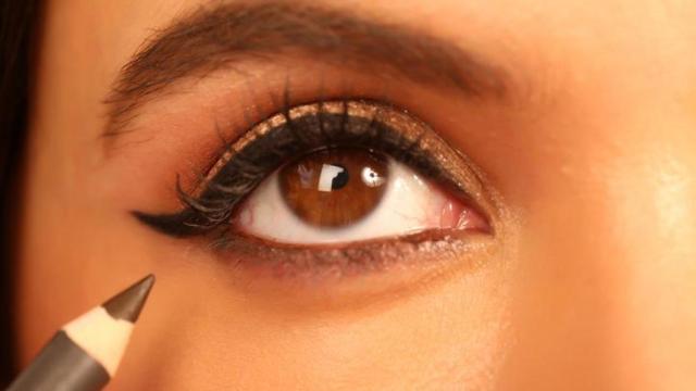 Delineado de ojo en mujer.