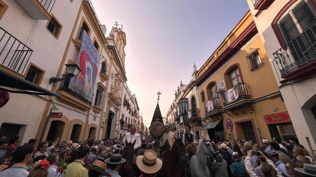 Hermandad del Rocío de Triana en la calle Pureza.