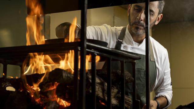 Lucas Bustos en su restaurante de Madrid, Gurisa.