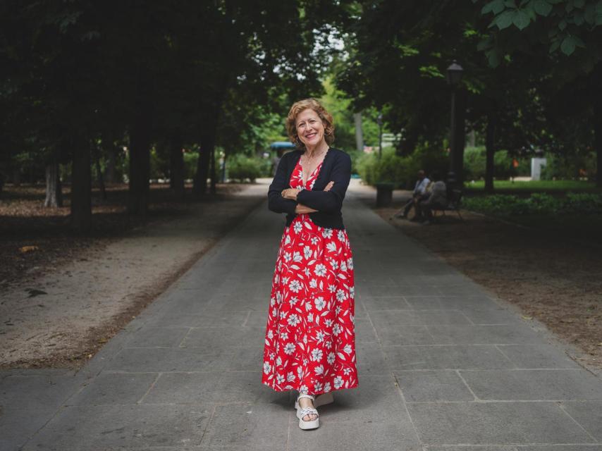 La escritora posa durante la entrevista.