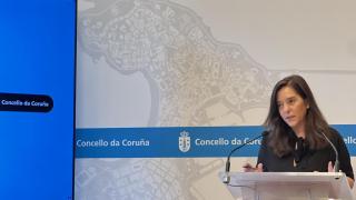 La alcaldesa de A Coruña, Inés Rey, comparece ante los medios.