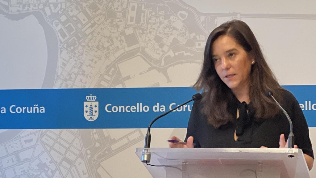 La alcaldesa de A Coruña, Inés Rey, comparece ante los medios.