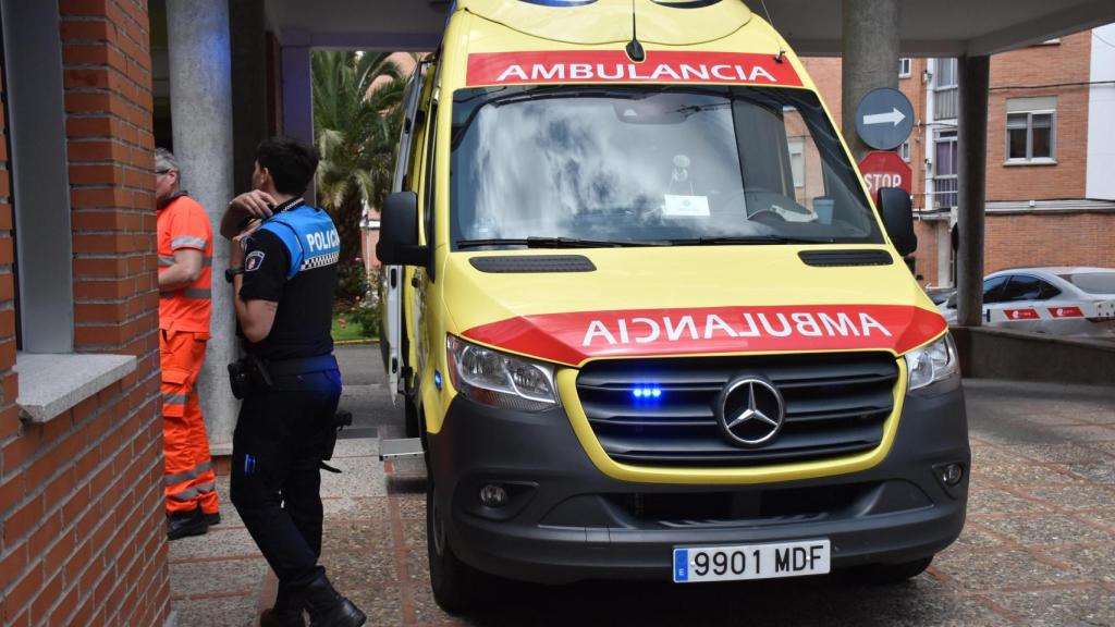 Ambulancia en la Comandancia de la Guardia Civil de Zamora