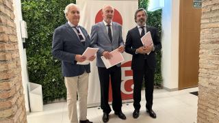 Antonio Pedraza, vicedecano; Manuel Méndez, decano; y Javier Font, secretario y director del Servicio de Estudios económicos.