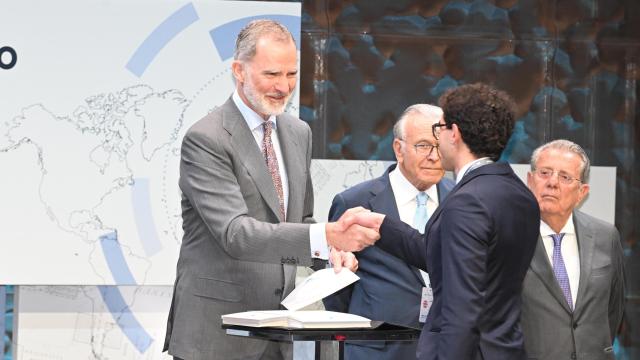 El rey Felipe VI, durante la entrega de las becas de la Fundación la Caixa en el CaixaForum Madrid, este miércoles.