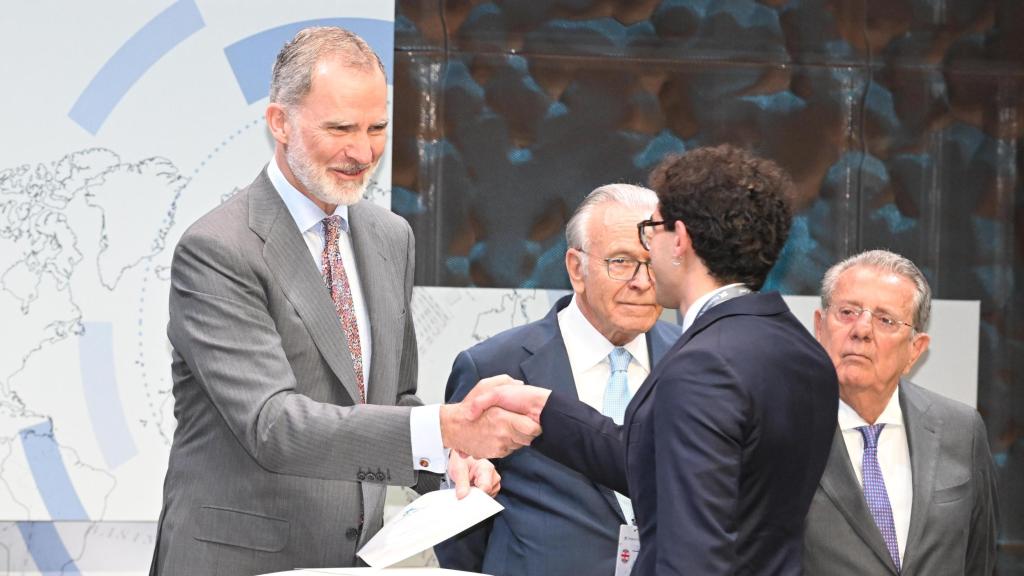 El rey Felipe VI, durante la entrega de las becas de la Fundación la Caixa en el CaixaForum Madrid, este miércoles.
