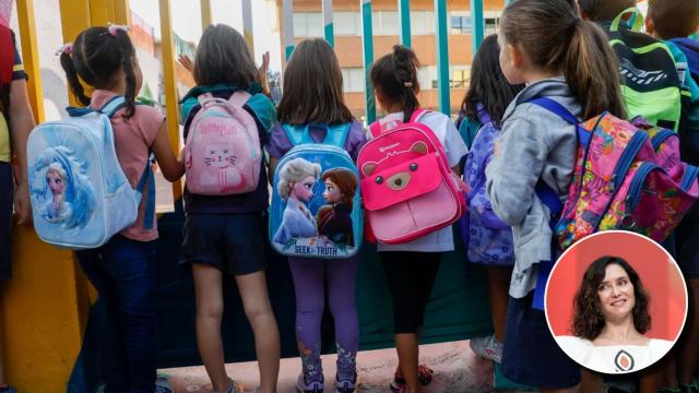 Niños a la puerta de un colegio de Madrid e Isabel Díaz Ayuso.