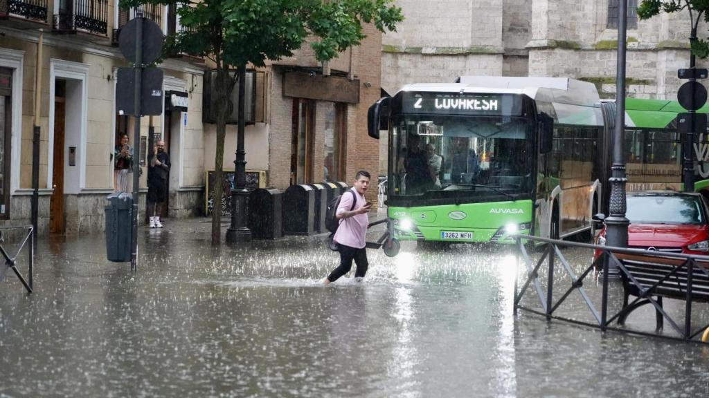 Una de las calles del centro inundada por la tromba de agua en Valladolid