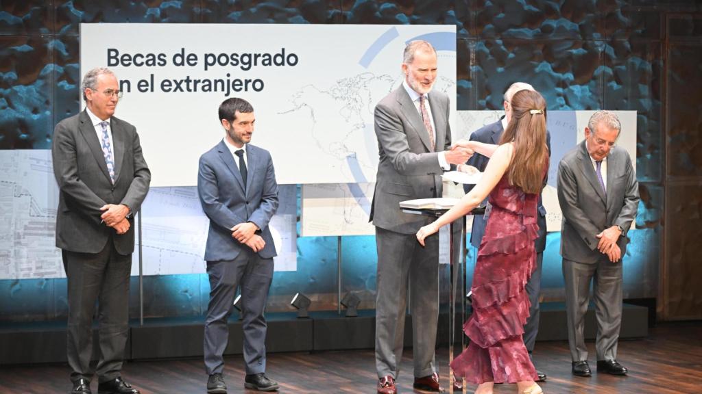 El Ministro de Derechos Sociales, Pablo Bustinduy, observando al Rey entregando una beca.