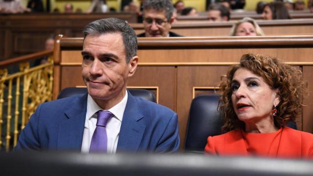 El presidente del Gobierno, Pedro Sánchez y la vicepresidenta primera y ministra de Hacienda, María Jesús Montero.